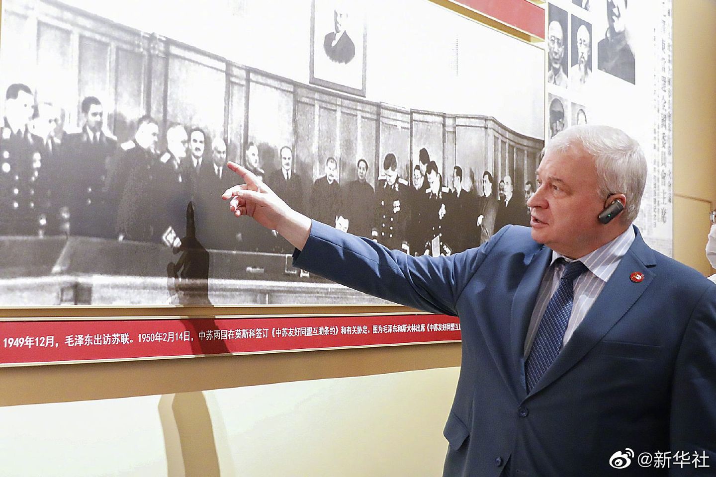 2021年7月5日，俄罗斯驻华大使杰尼索夫率外交官前往中国共产党历史展览馆。（微博@新华社）