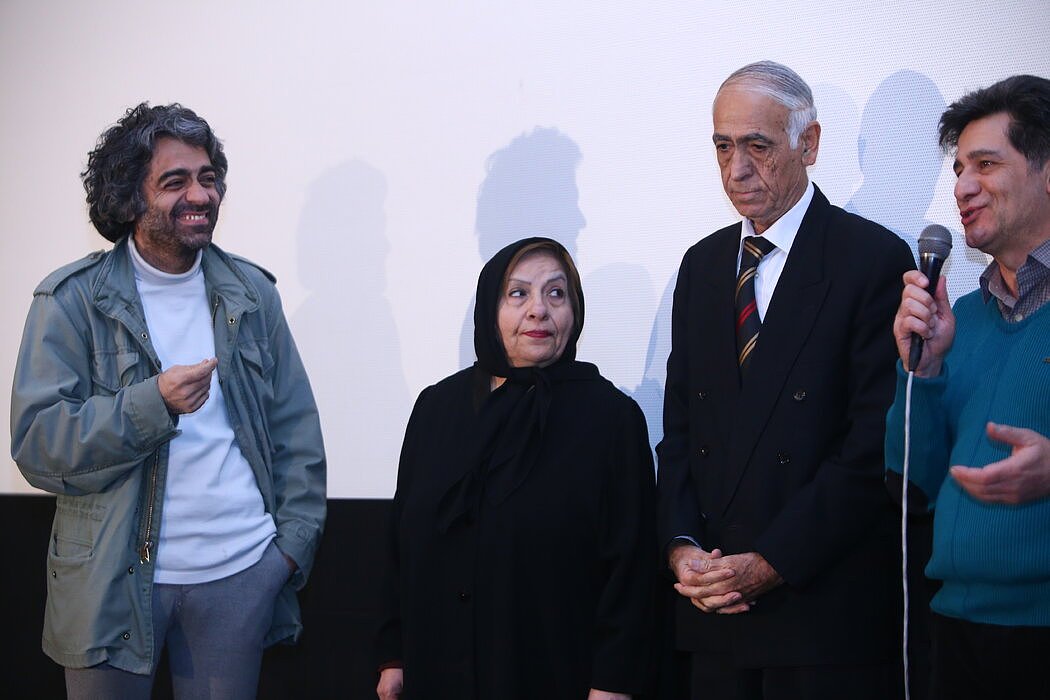 巴巴克（左）在自己的影片放映后，与父亲阿克巴尔·霍拉姆丁和母亲伊兰·穆莎维站在台上。