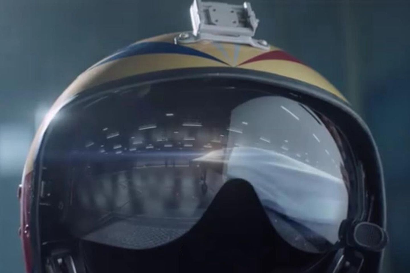 宣传片里，飞行员头盔反射出疑似轰-20的机首部位。（微博@空军在线）