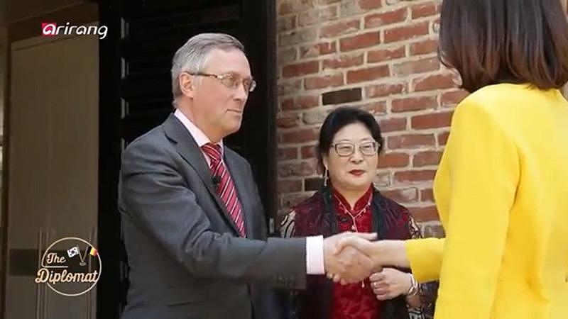 比利时驻南韩大使莱库耶与夫人相雪秋，摄于2019年。 相雪秋4个月两度闹出对平民动粗风波，比利时外交部证实莱库耶已接获指示返国，「不得进一步耽搁」。 画面翻摄：YouTube/Arirang TV