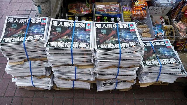 香港某报摊前堆放着的最后一份《苹果日报》（24/6/2021）