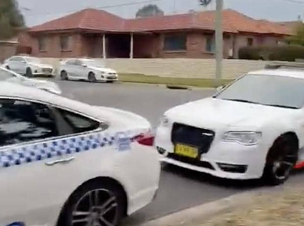 一条街停21辆警车！西悉尼民众质疑警方“双标”：东区海滩挤满人怎么不管？（视频/组图） - 3