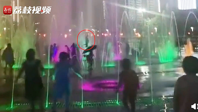 山东一孩子被喷泉水柱冲起数米腾空翻转，画面太惊险！紧急提醒