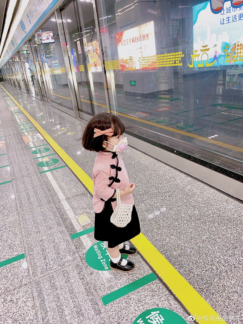 自称「地铁小女孩」的妈妈晒出的小女孩地铁萌照。 （取材自微博）