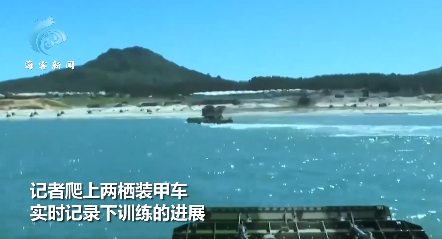 05式装甲车抢滩登陆画面贴近实战。（中国央视截图）