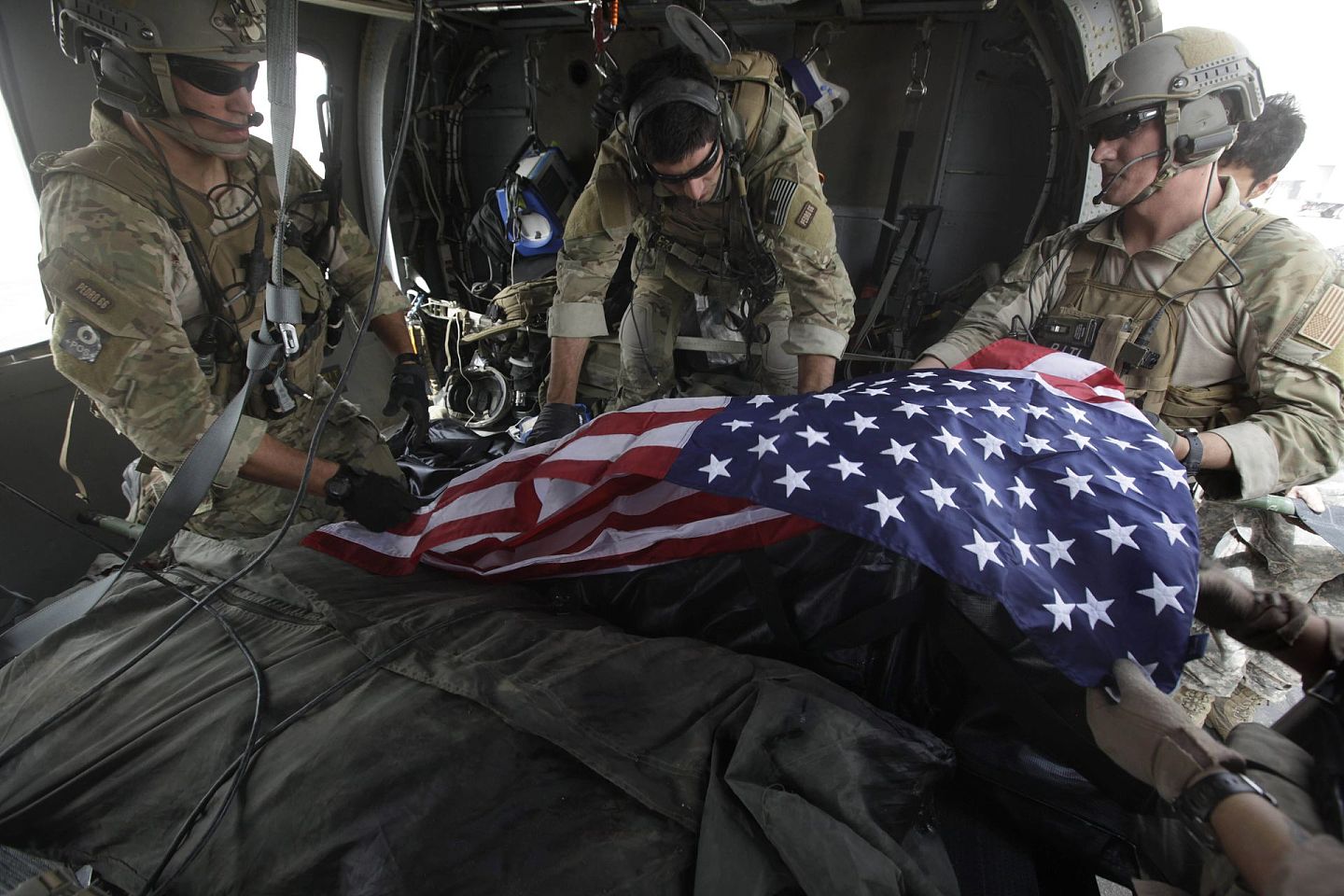 2010年7月29日，驻阿美军士兵护送两名阵亡战友遗体的输送。（AP）