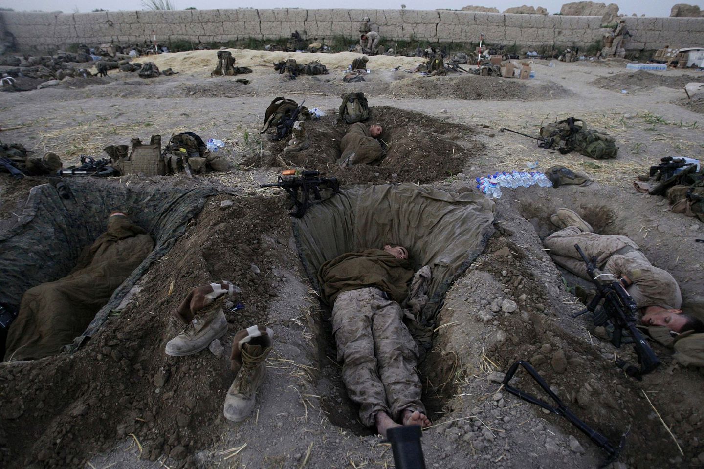 2009年7月8日，驻阿美军在自己的战壕坑中休憩。（AP）