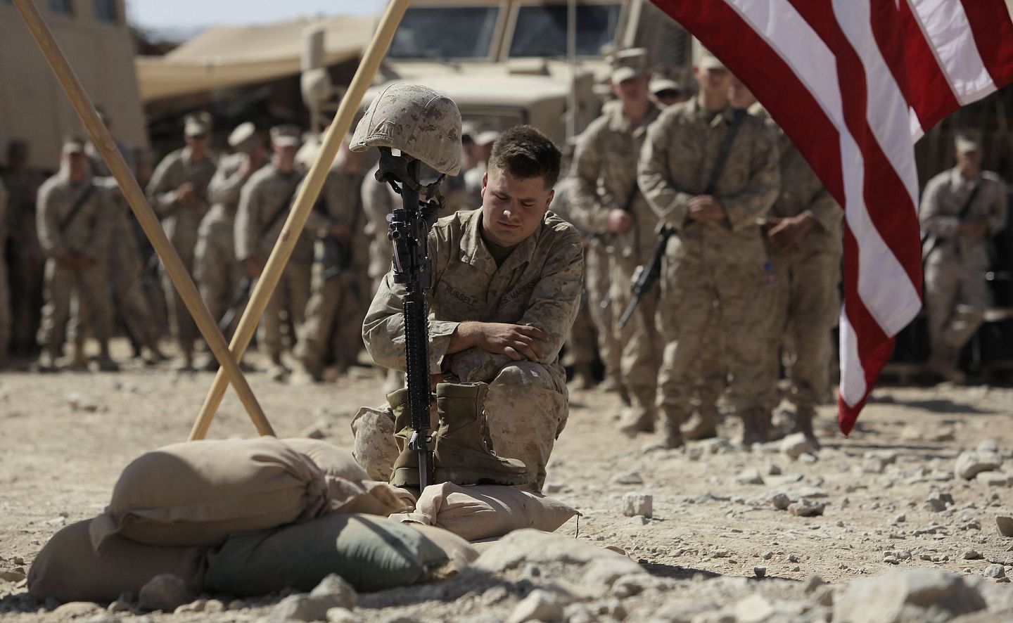 2021年4月14日，美国总统拜登正式宣布，将在今年5月1日前开始从阿富汗撤军，并在9月11日前将所有美军士兵撤离。图为美军士兵纪念阵亡的战友。（AP）