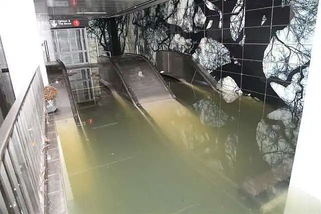 纽约暴雨地铁被灌爆！官方:水往低处流，我们做得很好（组图） - 2