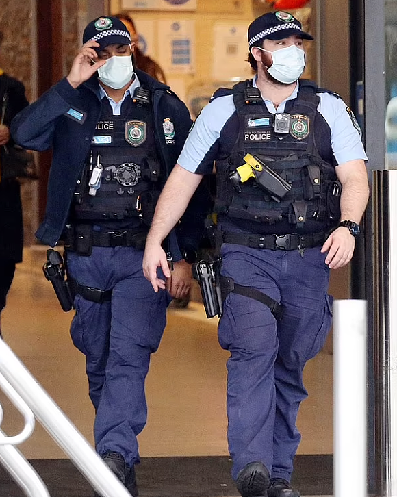 新州警方今日连开106张罚单！15人聚集打牌被罚，还有10人违令开趴（组图） - 4