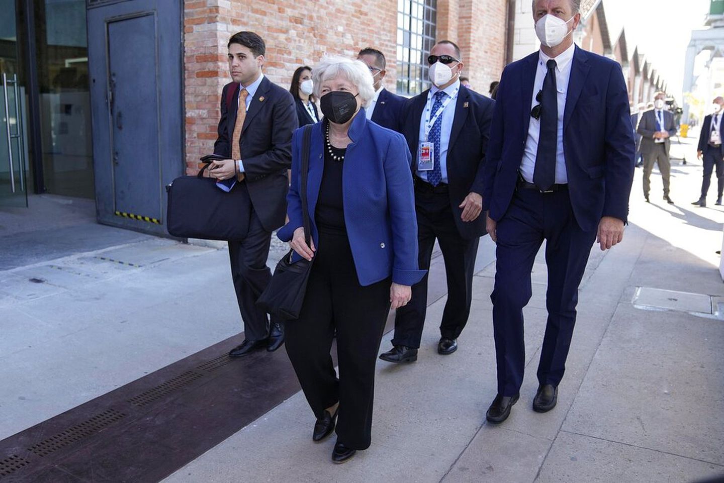 2021年7月9日，美国财政部长耶伦（Janet Yellen，中）抵达意大利威尼斯参加G20经济、财政部长和央行行长会议。（AP）
