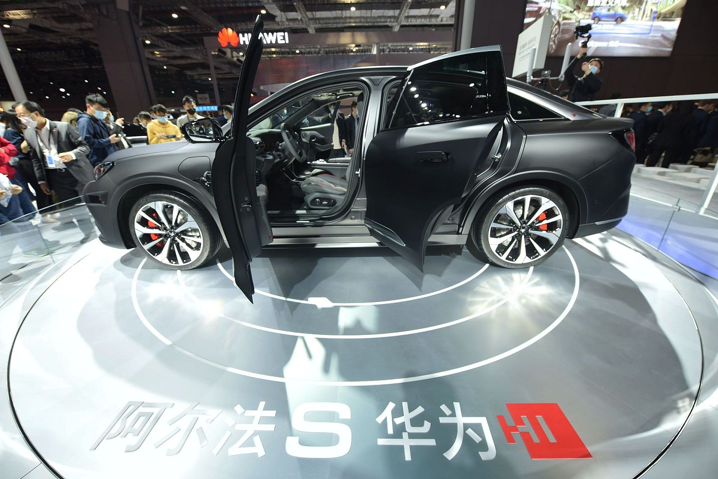 2021年上海车展上展出 搭载华为自动驾驶解决方案的北汽极狐阿尔法S电动车HI版。因为该车采用全套华为解决方案，因而被赋予了“HI”的标志，即Huawei Inside，也正因为搭载华为自动驾驶系统HI版比普通版贵10万人民币。（视觉中国）