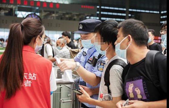 视频里看到了失踪8年的儿子！四川夫妇千里寻子，郑州民警帮其圆梦