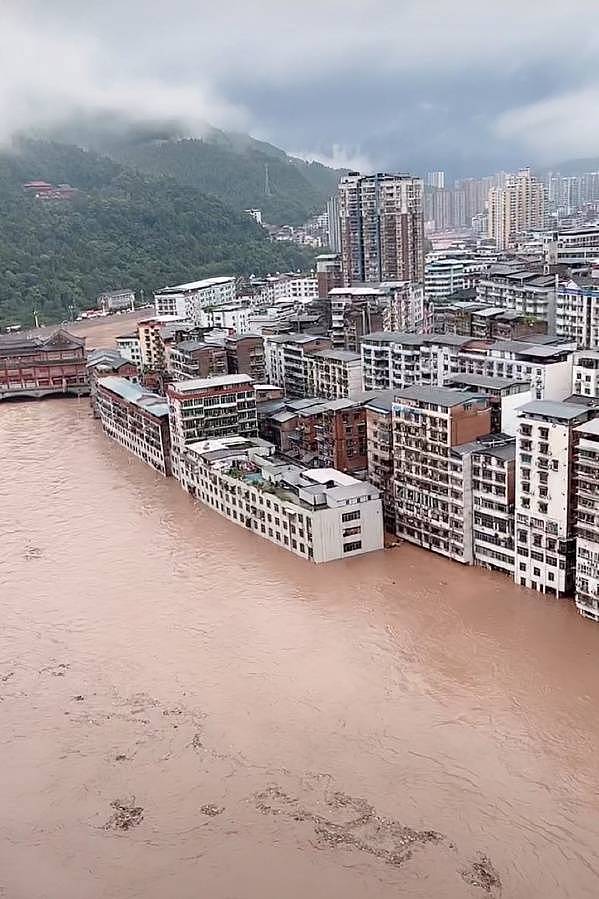 中国四川巴中市遭洪灾。 （图撷取自微博画面）