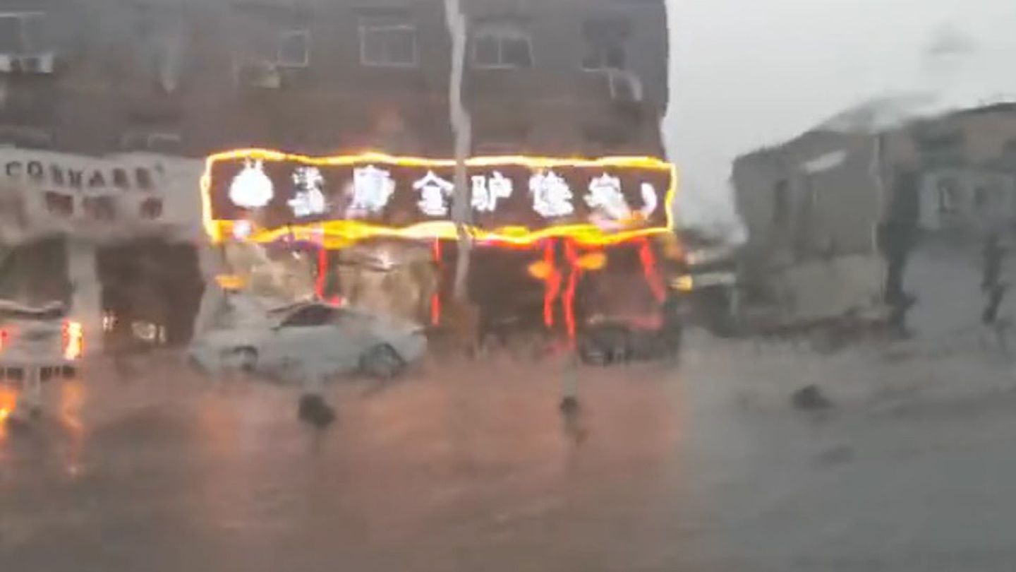 7月11日，暴雨侵袭内地多个省市，图为湖北省保定市。（微博@花开笑逐颜哇 ）