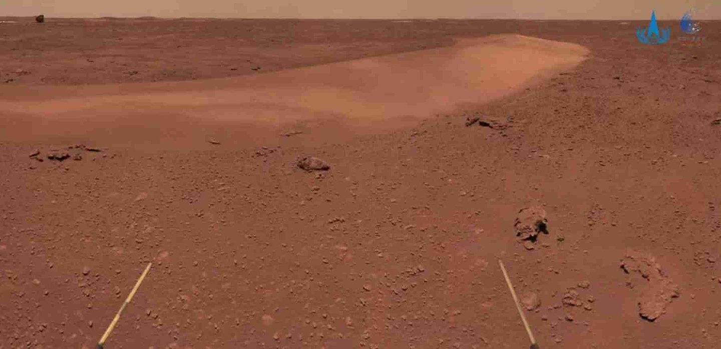 中国官方公开由“祝融号”火星车拍摄的最新照片。图为火星沙丘。（微信@中国探月工程）
