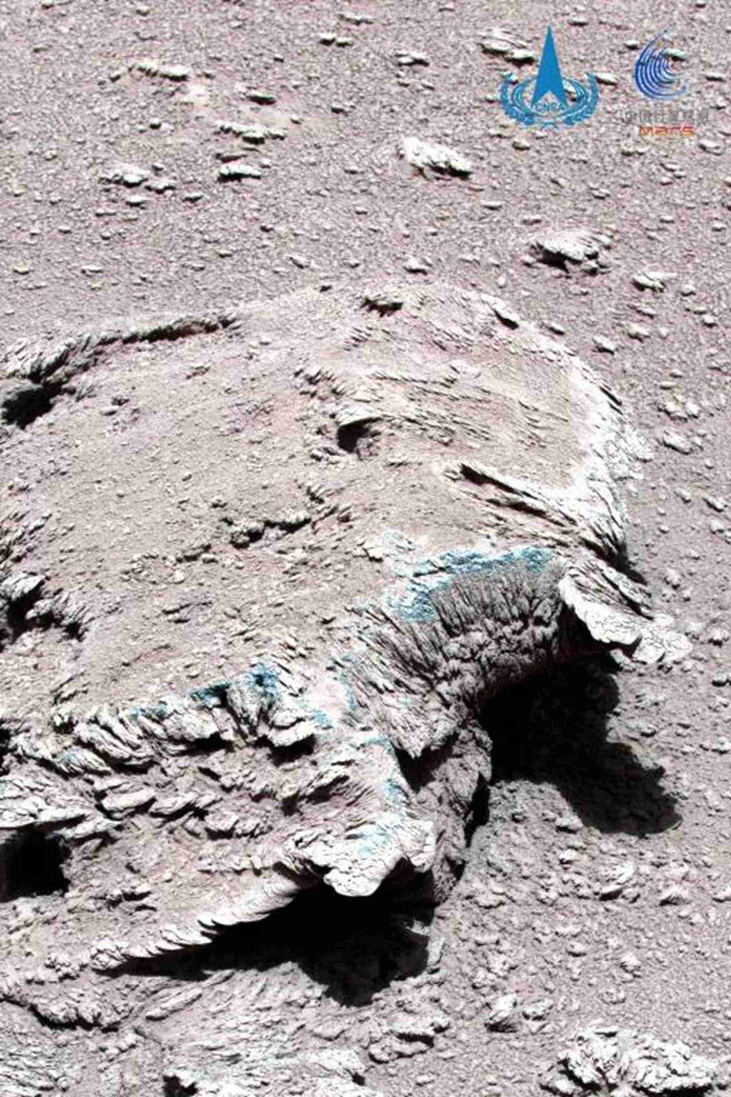 这是由“祝融号”火星车拍摄的火星岩石和尘土。（微信@中国探月工程）
