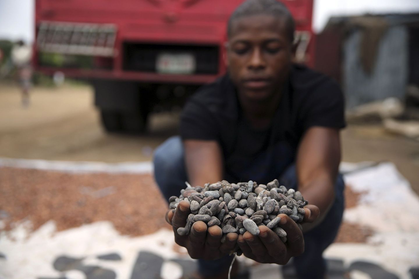 尼日利亚食品价格水平达至15年来最高。图为一位当地可可农民。(Reuters)