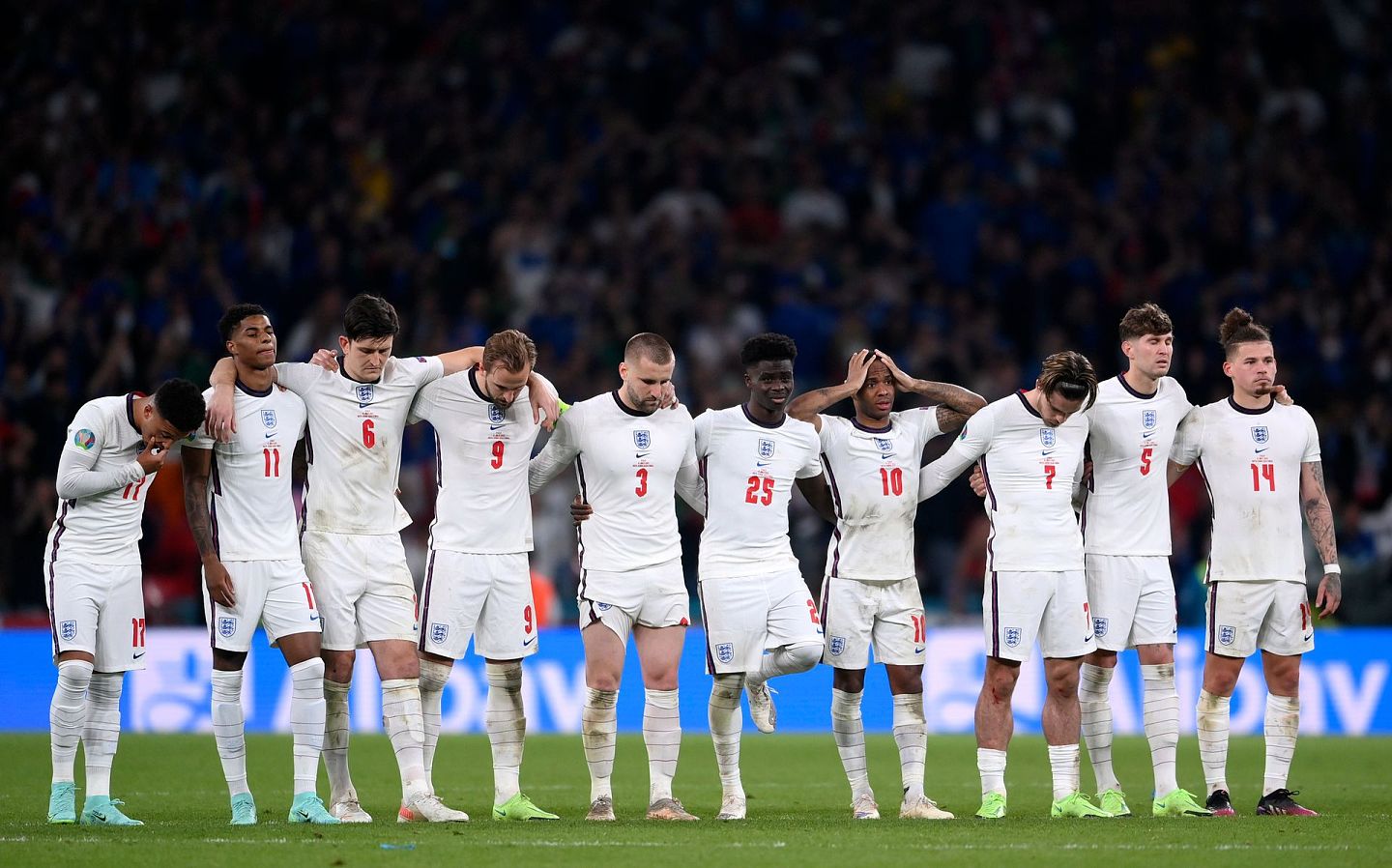 2021年7月11日，在伦敦温布利大球场举行的2020年欧洲杯决赛中，英格兰队与意大利队进行点球大战，图为英格兰球员在点球大战中肩并肩站立。（AP）