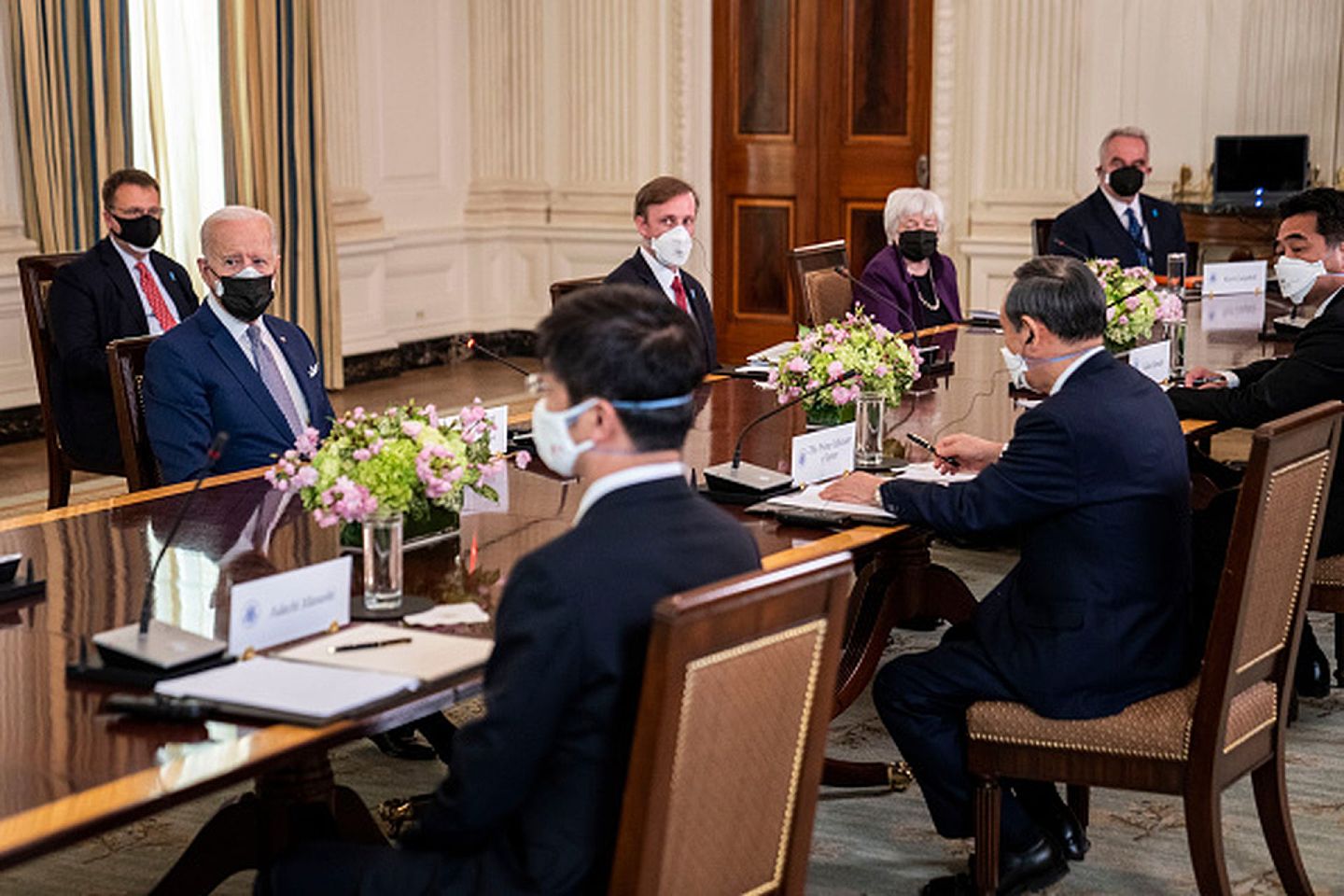 2021年4月16日，美国白宫，坎贝尔（左四）陪同总统拜登（左一）与到访的日本首相菅义伟（右二）举行会晤。（Getty Images）