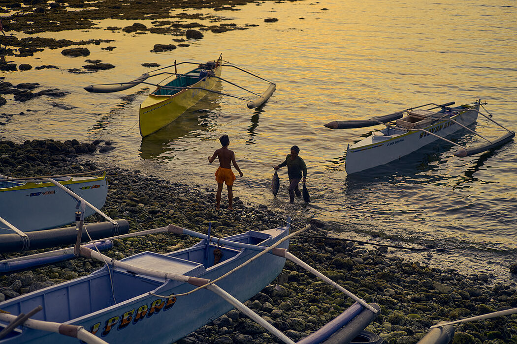 菲律宾吕宋岛西端的村庄奥拉尼的渔民望向中国南海。