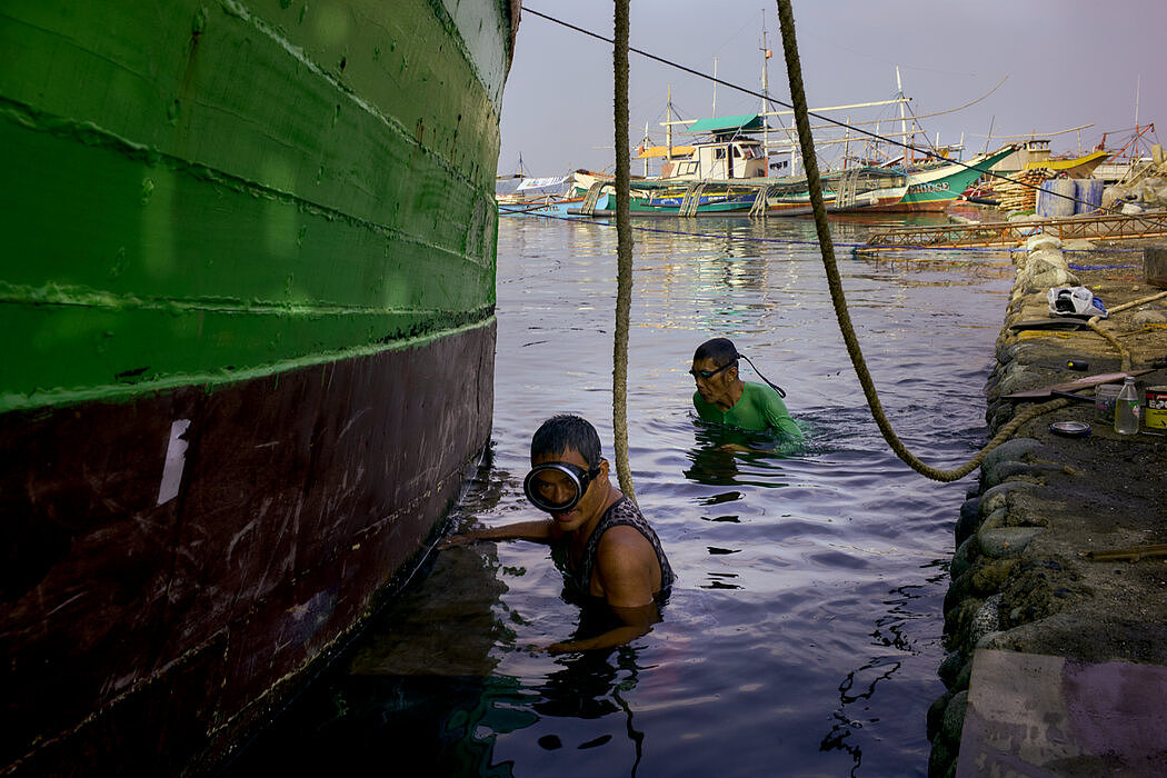 在马辛洛克修船的渔民。