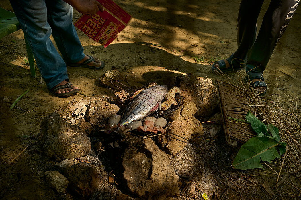 村民们正在烹煮新鲜捕获的鱼。