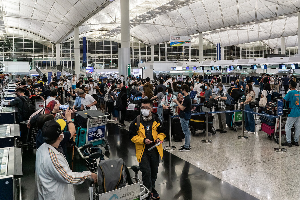 上月，香港国际机场的英国航空公司柜台。今年第一季度，有3.43万人申请了英国的特殊移民签证。