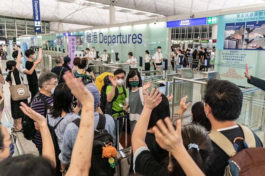 上月，香港国际机场的登机口。自从中国出台全面的国家安全法以来，成千上万的人已经计划离开这座城市，到别处开始新的生活。