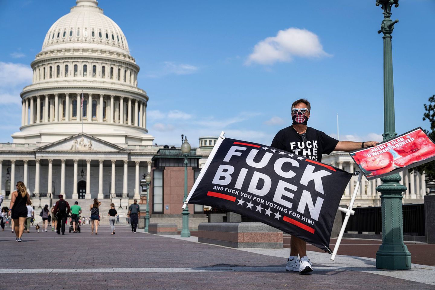 2021年7月10日，美国国会大厦一侧广场重新开放当日，就有抗议者带着侮辱性标语抗议拜登政府。（Getty）