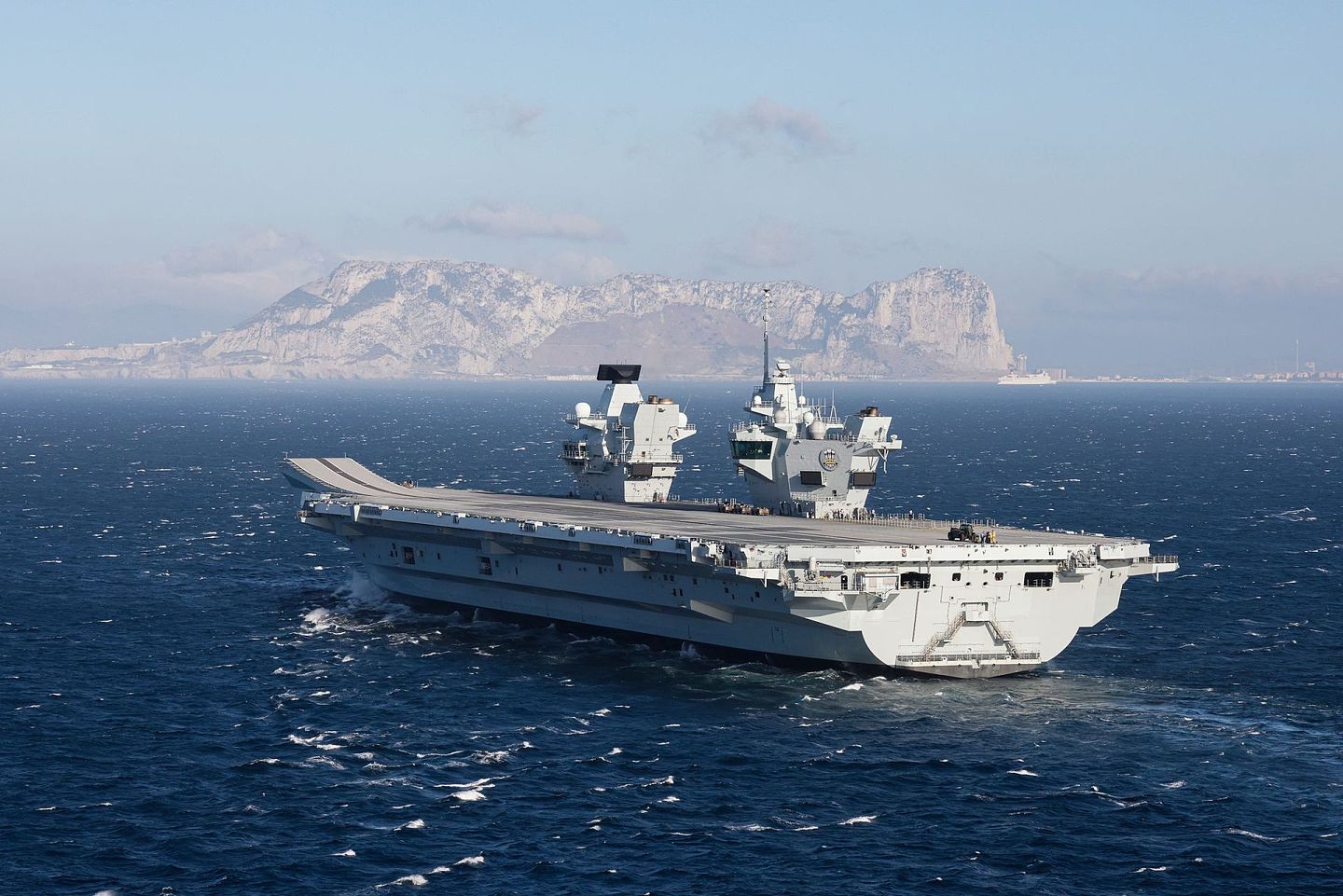 伊丽莎白女王号航母，已经通过苏伊士运河，向亚太地区前进。（Royal Navy of MoD）
