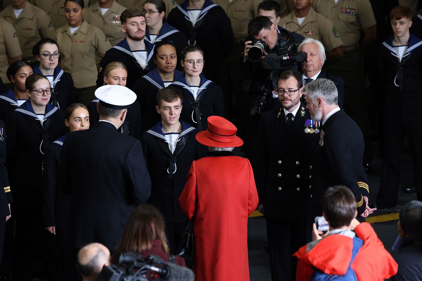 英国女王伊丽莎白二世同船员交流。（Twitter@DefenceHQ）