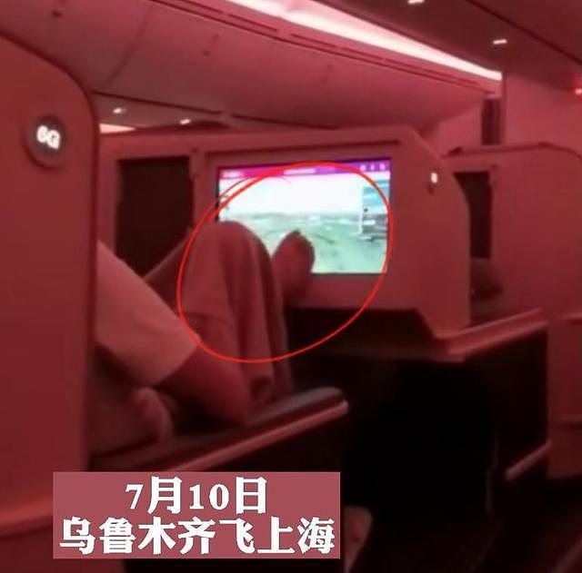男子坐公务舱大声喧哗还用脚操作屏幕，同舱乘客怒骂：乡巴佬（视频/组图） - 1