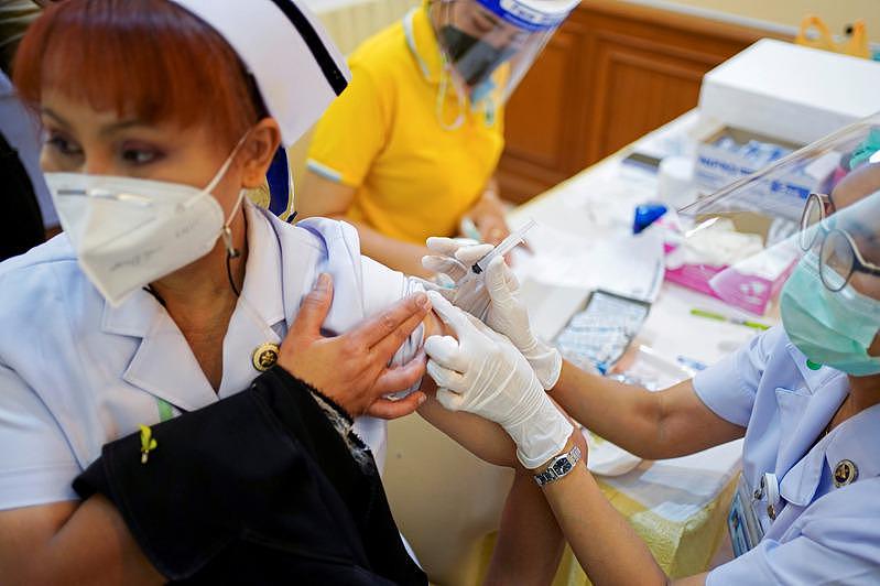 泰国中部龙仔厝府一名医护人员2月接种科兴疫苗。 路透
