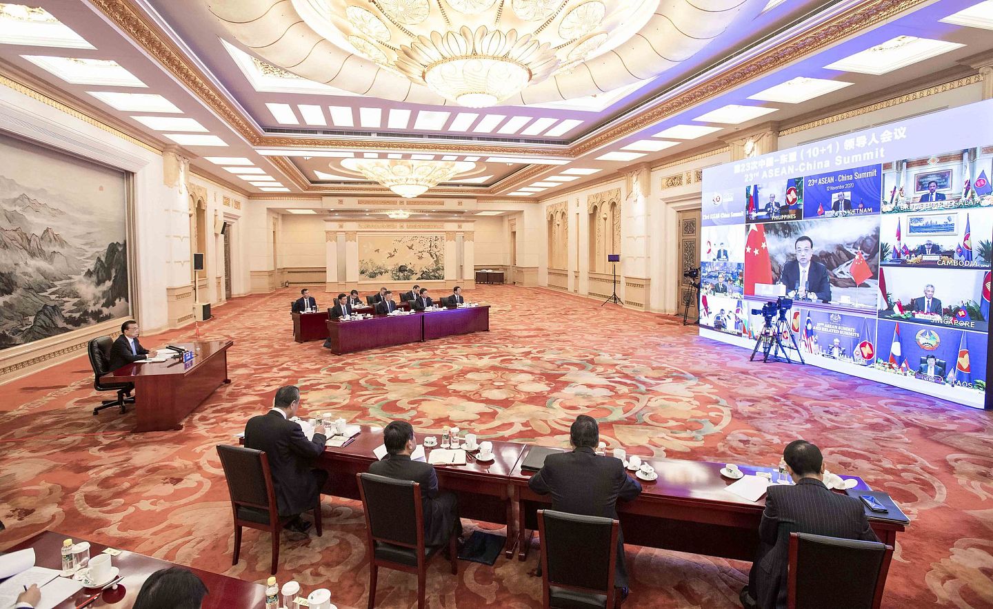 中国与东盟的关系十分紧密，图为2020年11月12日，中国国务院总理李克强在北京人民大会堂出席第23次中国－东盟（10+1）领导人会议。（新华社）