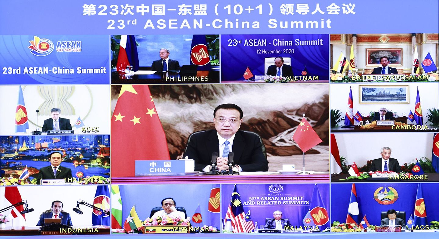 2020年11月12日，中国国务院总理李克强在北京人民大会堂出席第23次中国－东盟（10+1）领导人会议。（新华社）