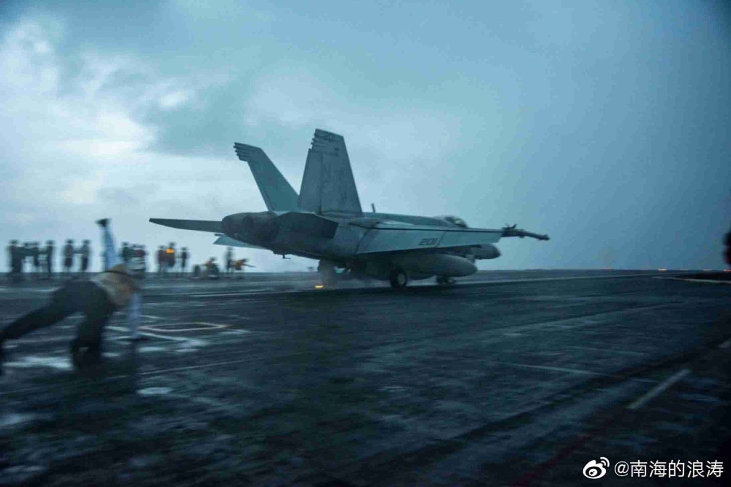 美国在实施围堵中国的战略，图为6月14日凌晨，美国海军“里根”号核动力航空母舰打击群，进入中国南海展开一系列的军事行动。（微博@南海的浪涛）