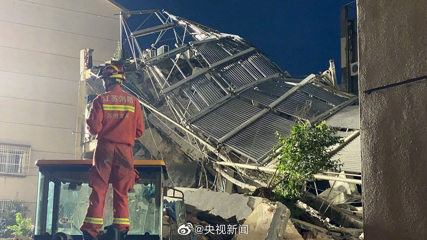 中国央视新闻公布苏州酒店倒塌现场情况。（微博@央视新闻）
