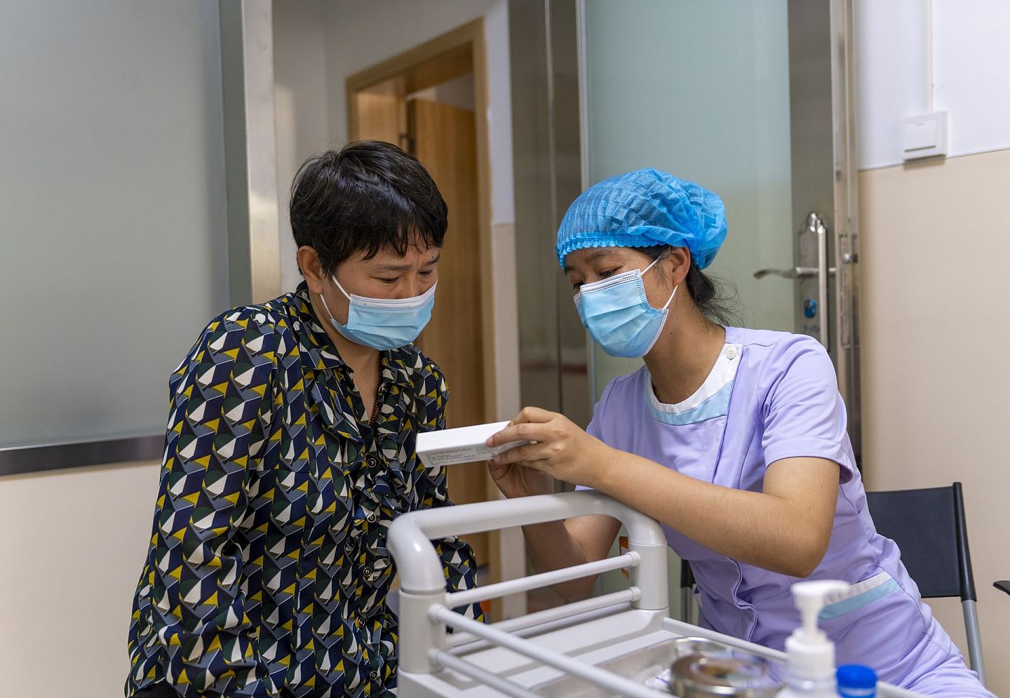中国新冠疫苗接种率不断提高。图为云南瑞丽市景成医院新冠疫苗接种点，医护人员核对疫苗信息。（新华社）