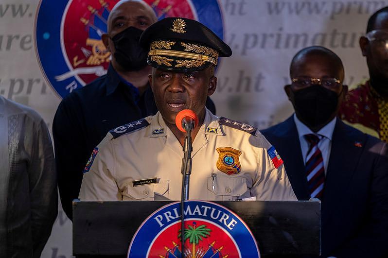 海地总统摩依士遭暗杀一事震惊世界，而海地国家警察局长11日在记者会上表示，一名居住在佛罗里达州、海地出生的医生被视为重点嫌疑人逮捕，据悉这位医生密谋成为海地总统。 (路透)