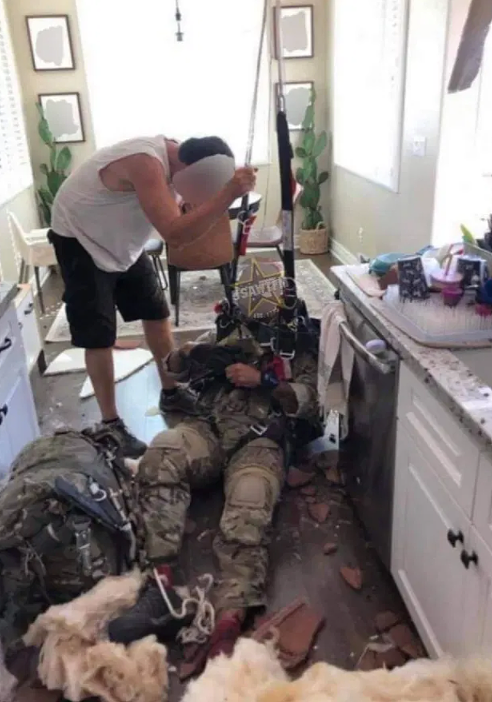 跳伞出意外，英国一士兵穿透屋顶，掉入一户人家的厨房里