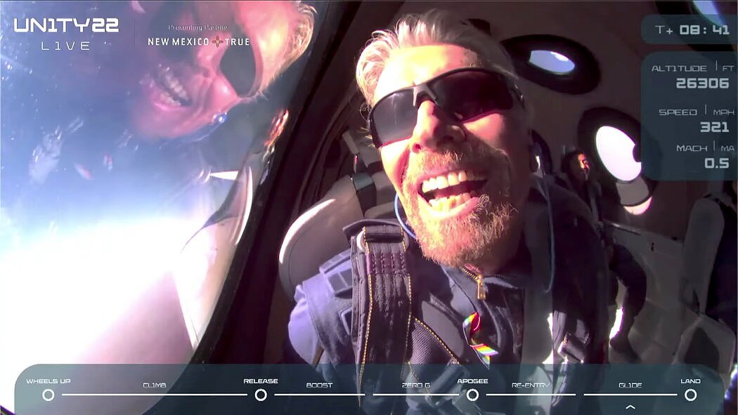 在视频直播截图中的布兰森，在太空飞机滑翔回地球之时，他说此次旅行是“一生难求的体验”。