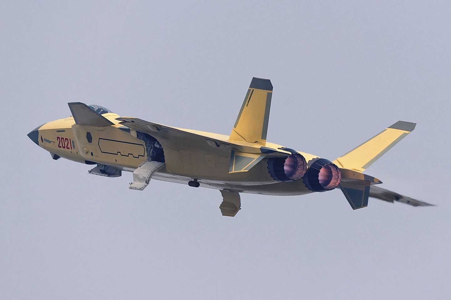 歼-20使用的有锯齿设计的涡扇-10B改进型发动机。（微博@白龙_龙腾四海）