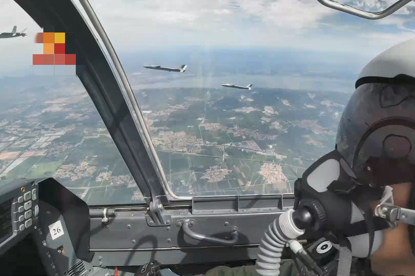 歼-20最新训练视频。图为歼-20座舱镜头。（中国央视截图）