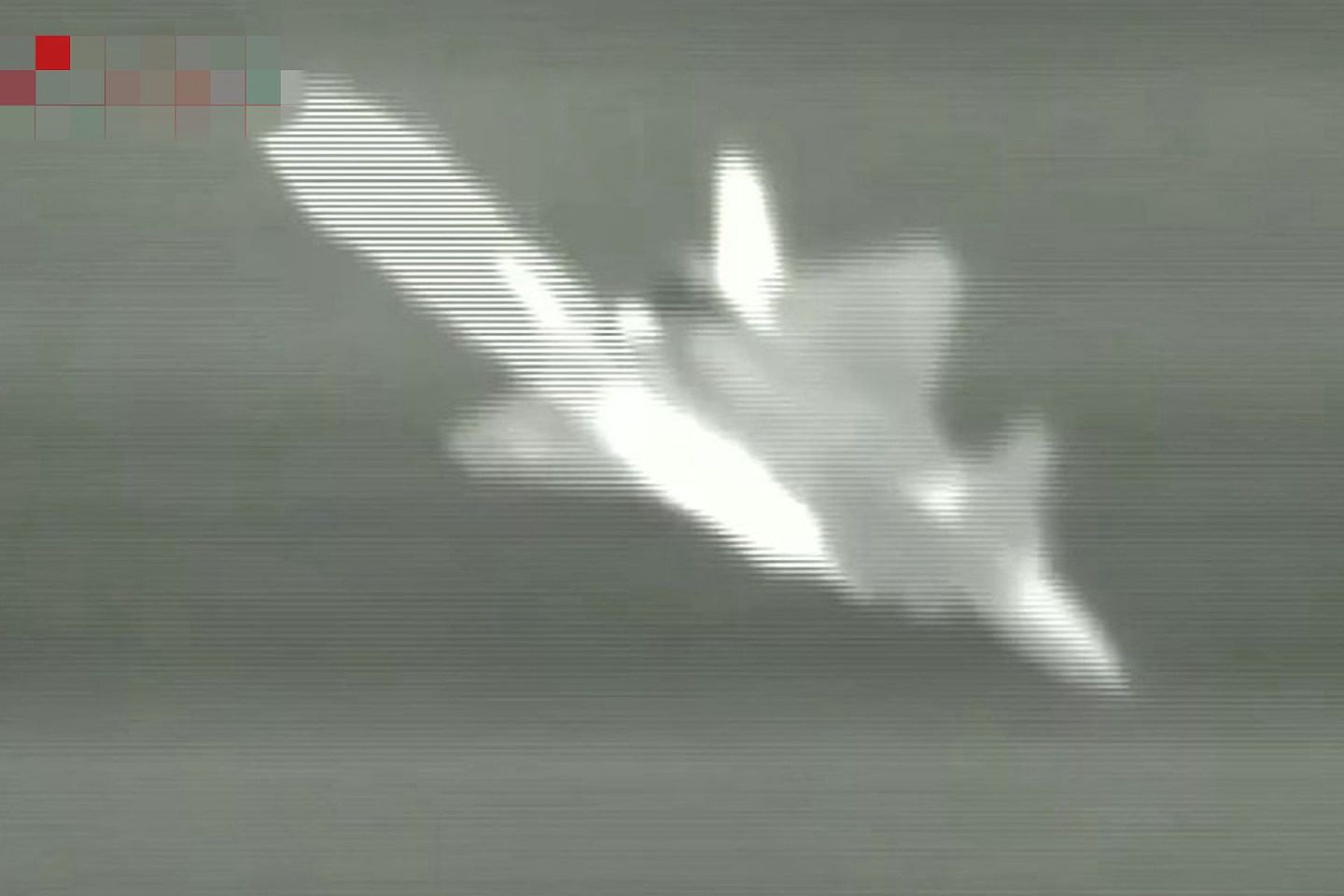 歼-20最新训练视频。图为歼-20疑似发射空空导弹的红外镜头。（中国央视截图）