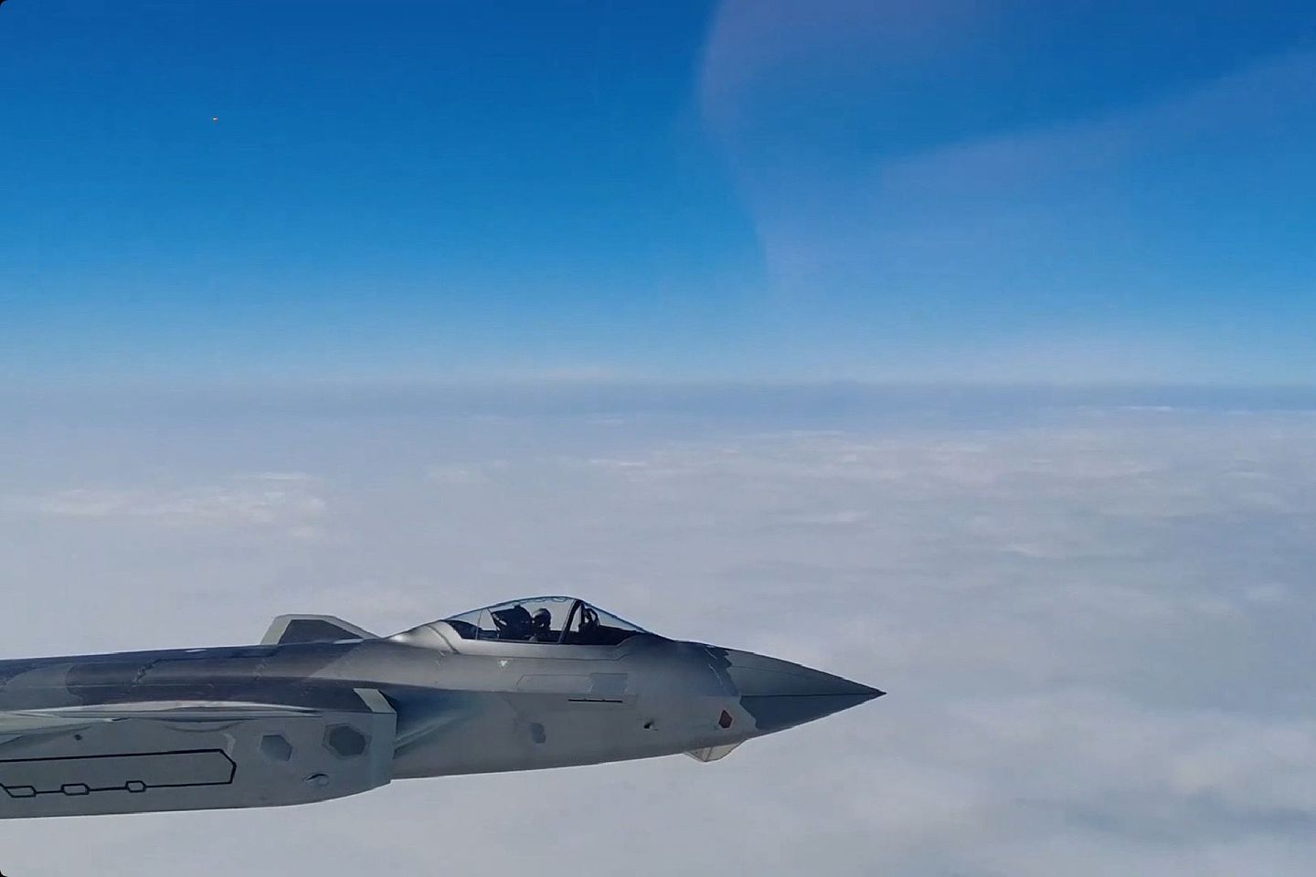 歼-20最新训练视频。图为歼-20在高空中飞行的镜头。（中国央视截图）