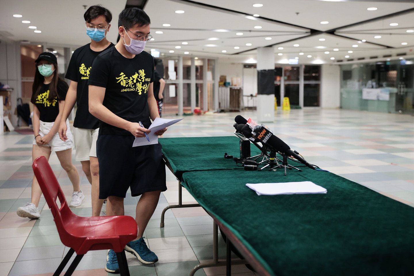 港大学生会凌晨举行记者会，学生会干事会会长郭永皓（右一）读出声明。（HK01）