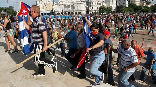 古巴支持和反对政府的民众都走上街头