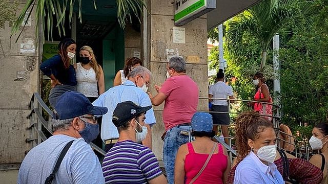 哈瓦那一家银行外的排队民众