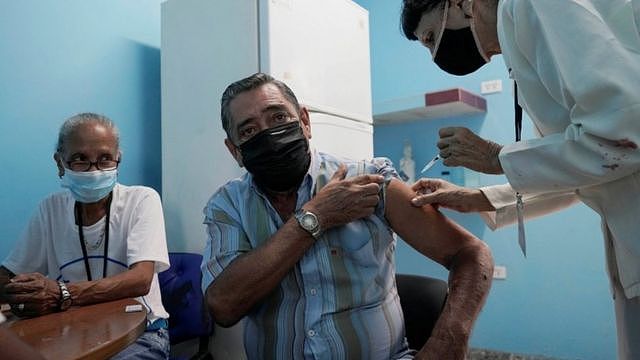 哈瓦那民众接受新冠疫苗